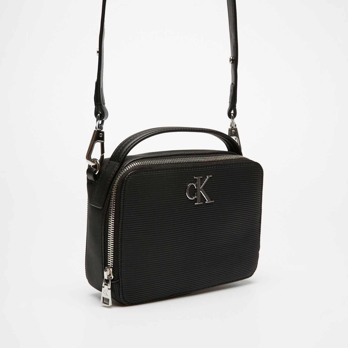 CALVIN KLEIN TOREBKA MINIMAL MONOGRAM CAMERA BAG18 T Kolor CZARNY