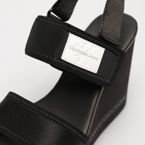 Damskie sandały CALVIN KLEIN WEDGE SANDAL BADGE yw0yw01028bds kolor czarny