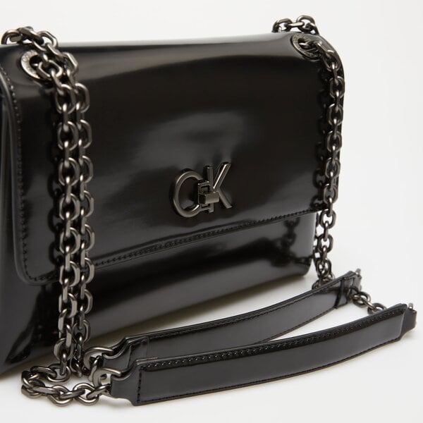 Damska torebka CALVIN KLEIN TOREBKA RE-LOCK CONV SHOULDER BAG SHINY k60k612685beh kolor czarny