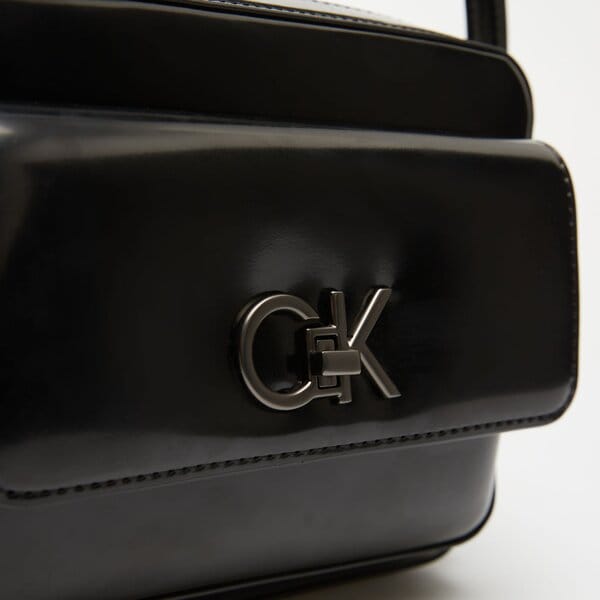 Damska torebka CALVIN KLEIN TOREBKA RE LOCK CAMERA BAG SHINY k60k612544beh kolor czarny