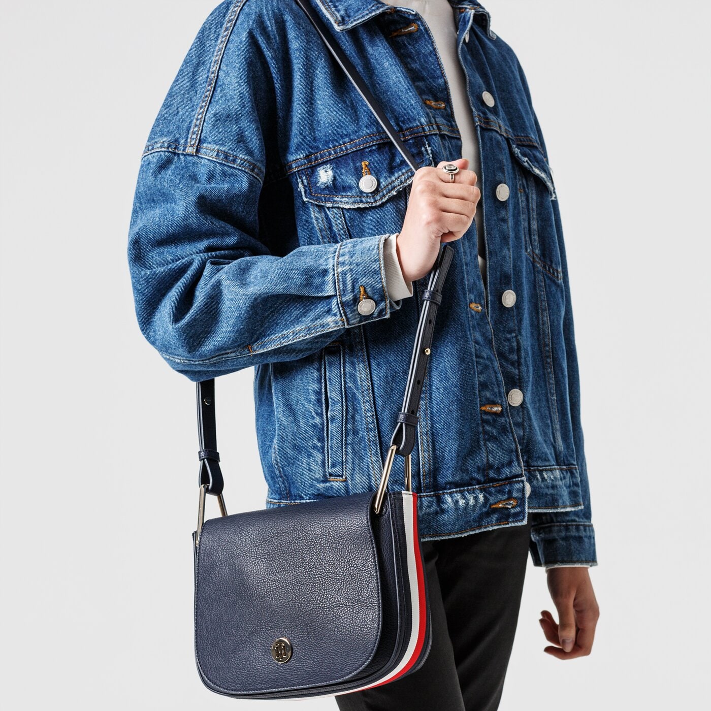 Tommy hilfiger discount core saddle bag