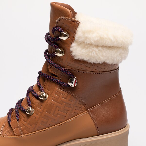 Damskie botki / sztyblety TOMMY HILFIGER HEEL LACED MONOGRAM BOOT fw0fw06790gtu kolor brązowy